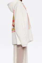 Sudadera blanca de algodón con capucha ajustable con cordones personalizados, manga larga recta, logo estampado en el pecho y bajo elástico con topes.