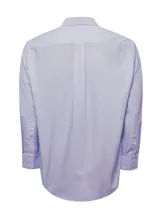 Camisa de manga larga para hombre RKF, con cuello americano abotonado, calce regular y bolsillo en el pecho con logo bordado. Diseño a rayas verticales azules y rojas sobre fondo blanco.
