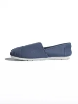 Alpargatas grises de lona con suela de goma blanca.