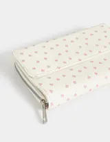 Billetera de cuerina estampada con cierre circundante y puller de material principal. Solapa con broche con botón para cerrado.