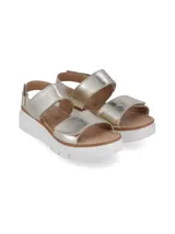 Sandalias plateadas con plataforma negra, tiras anchas con ajuste de velcro y plantilla de cuero.