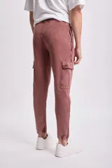 Pantalón deportivo cargo jogger color marrón.