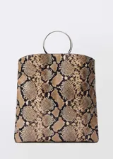 Bolso tipo shopper con estampado animal print, anilla metálica y asa de mano.