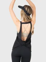 Musculosa deportiva negra de corte clásico con espalda racerback y logo pequeño en el ruedo.