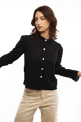 Camisa de algodón con tela bordada, cuello mao, volados en las mangas y botones de nácar blancos.