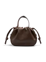 Cartera marrón de efecto cuero con asa superior y correa ajustable. Cierre magnético y bolsillo interior.