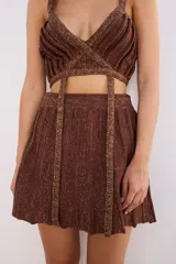 Minifalda tejida color marrón con lurex dorado, corte acampanado y pretina elástica.