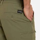 Bermuda color verde con bolsillos laterales y traseros, cierre con botón y cremallera.