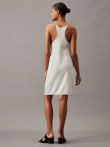 Vestido corto blanco de lyocell con textura de canalé, corte recto y espalda racerback.