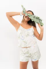 Pijama de seda estampada, compuesto por musculosa con escote en V y espalda recta, y short con elástico en la cintura. Puede incluir detalle de puntilla en el escote.