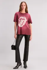 Remera color borgoña con estampado frontal del logo de la banda The Rolling Stones. Corte clásico, cuello redondo y mangas cortas.