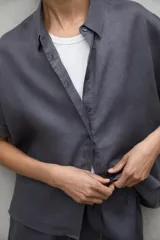 Camisa blanca de lino con mangas cortas y corte holgado.