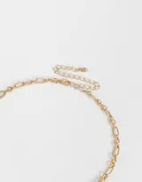 Collar corto dorado de cadena de eslabones con dijes esmaltados de frutas: ananá, ají, manzana, limón y cereza.