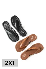 Sandalias tipo ojotas de ecocuero, color negro y marrón con textura simil piel de cocodrilo.