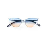 Lentes de sol con montura transparente y lentes degradadas de azul a rosa.