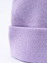 Gorro de lana color mostaza con dobladillo.