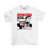 Remera blanca de algodón con estampado de Ayrton Senna y su auto de carreras.