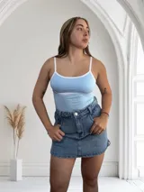 Body celeste con breteles finos blancos y ribete blanco en escote y cintura.