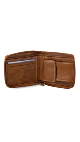 Billetera de cuero color marrón claro con cierre perimetral. En el interior, cuenta con compartimentos para billetes, tarjeteros y un monedero con broche.