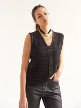 Chaleco de tejido en colores negro y dorado, con detalles de líneas caladas y tajos laterales.