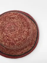 Sombrero tipo bucket de rafia color rojo con detalles en negro y parche con logo en el frente.