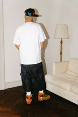 Bermuda carpintera de jean azul oscuro, corte baggy, con bordado dorado en el lateral, bolsillos grandes, bolsillo lateral y tira carpintera lateral.