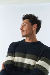 Sweater de punto negro con cuello redondo y mangas largas. Presenta dos franjas horizontales en el pecho, una color borgoña y otra gris.