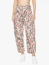 Pantalón de sarga no elástica color rosa con estampado floral, corte holgado, cintura alta, pretina con trabillas, bolsillos delanteros y traseros, etiqueta de la marca en la espalda y cierre frontal con cremallera y botón.