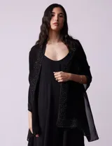 Pashmina negra de gasa con apliques de brillos en los bordes, marca Jessica McClintock.