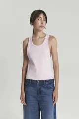 Top de morley color rosado, con escote redondo y ruedo recto, de fit clásico.