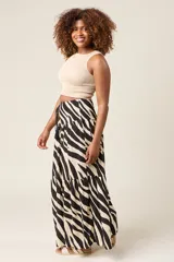 Falda larga con estampado de cebra en tonos marrón y blanco, cintura elastizada tipo smock con cordón ajustable y terminación en borlas.