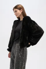 Campera negra de piel sintética con cierre frontal y mangas largas.