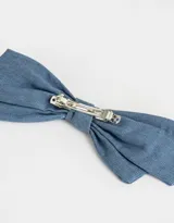 Hebilla francesa con moño de tela denim color celeste.
