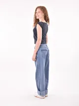 Remera blanca de corte ajustado, con escote rectangular y mangas cortas.