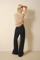 Pantalón de jean acampanado color azul oscuro, con cintura alta y bolsillos delanteros y traseros.