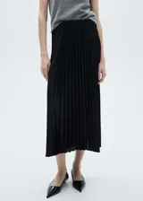 Falda midi negra de tejido satinado con plisado fino, cintura elástica y corte evasé.