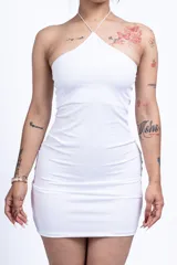 Vestido corto negro ajustado al cuerpo, con escote halter y tiras finas.