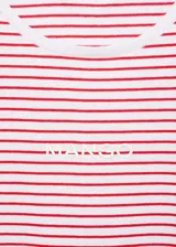 Camiseta de manga corta a rayas rojas y blancas con cuello redondo y logo bordado en el pecho.