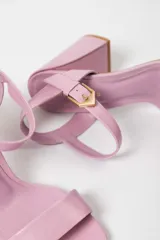 Sandalias de tacón alto color lila, con tira delantera y tobillera con hebilla dorada.