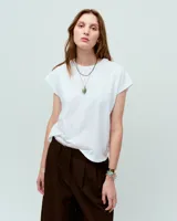 Remera blanca sin mangas de algodón pima, con escote redondo y tajos en los hombros.