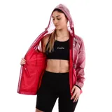 Campera rompevientos deportiva para mujer, color fucsia y violeta. La parte superior es de material traslúcido violeta, mientras que la parte inferior es de color fucsia sólido. Posee capucha, cierre frontal plateado y elástico en la cintura y puños.