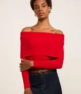 Blusa roja de punto canelado con escote hombro a hombro y mangas largas.