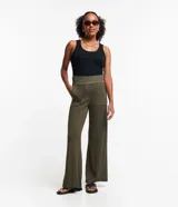 Pantalón pantalona color verde militar, de algodón, con cintura elástica, bolsillos laterales y pespuntes contrastantes.