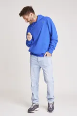 Sudadera con capucha roja, de corte holgado y con bolsillo tipo canguro.