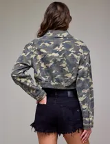 Campera de jean estampada con animal print de leopardo en tonos beige y gris, marca Hidden. Tiene cuello solapa, abertura frontal con botones metálicos, bolsillos delanteros y ruedo elastizado en la espalda.