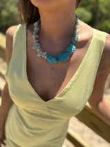 Collar corto con piedras naturales de turquesa y escallones de amazonita, con cierre de cadena de acero quirúrgico ajustable.