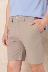 Bermuda color beige de corte recto, con bolsillos laterales y traseros.