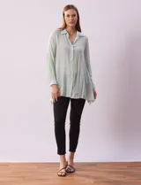 Camisa larga de rayón marca Robert Louis, color beige. Tiene cuello con solapa, abertura central con botones y mangas regulables con presilla y botón. Los laterales tienen tajo.