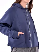 Campera con capucha color azul marino, con cierre frontal y cordones ajustables.