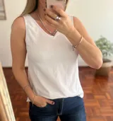 Musculosa blanca de algodón con escote en V y sisas anchas.
